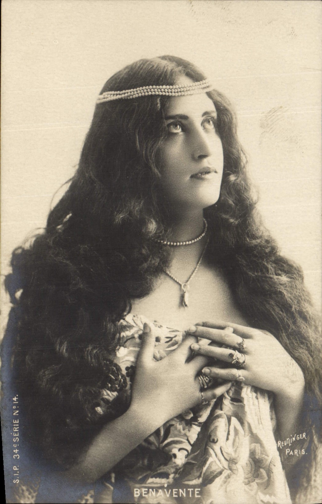 CPA Bijoux Femme Benavente 