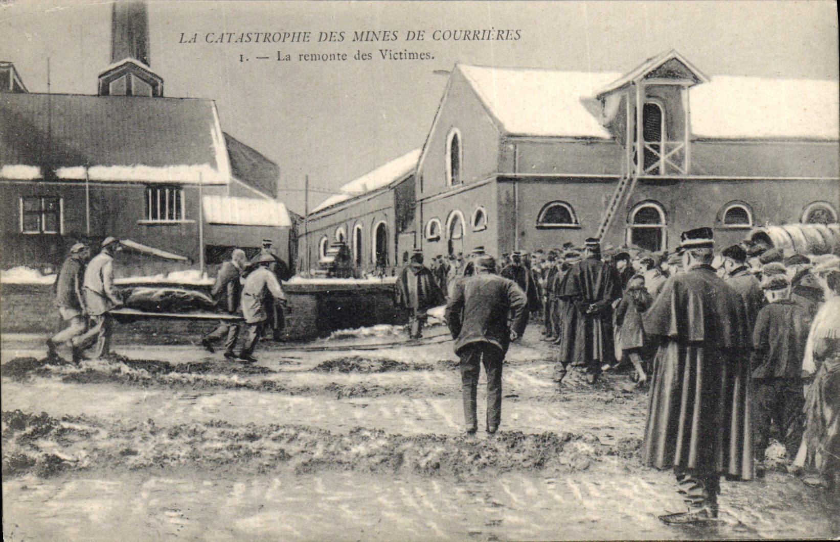 CPA Mine Mines La catastrophe des Mines de Courrieres La remonte des victimes