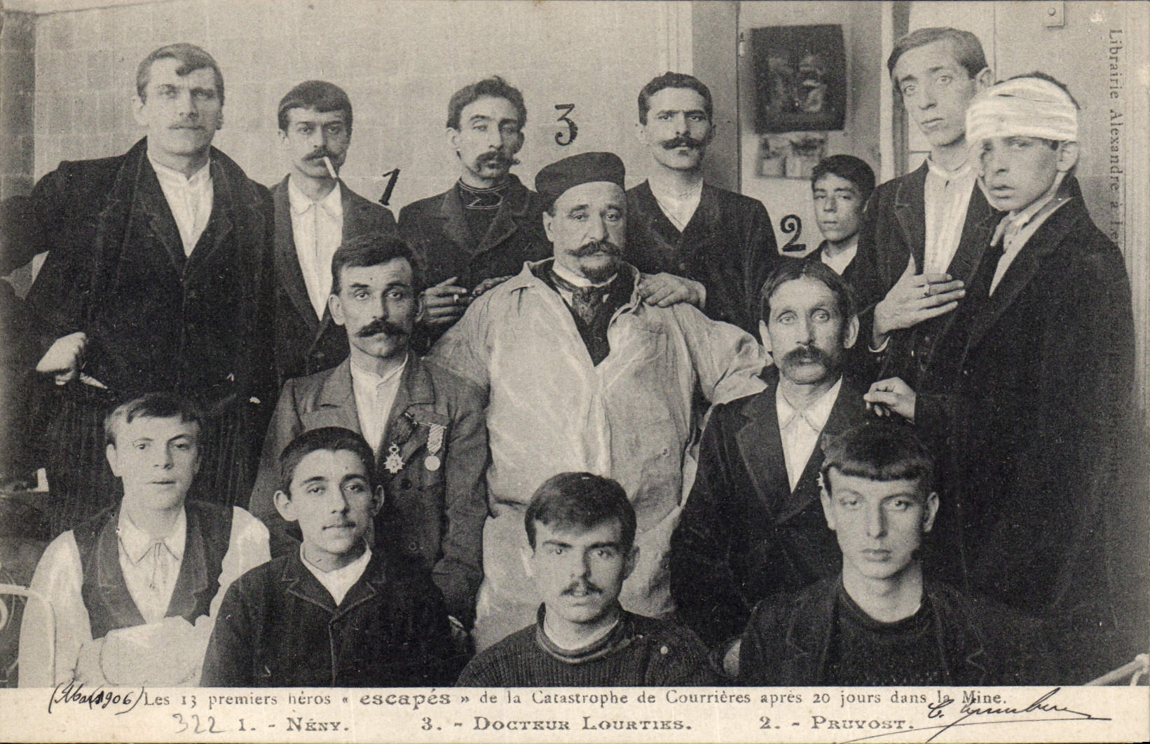 CPA Mine Mines Les 13 premiers heros escapes de la Catastrophe de Courrieres