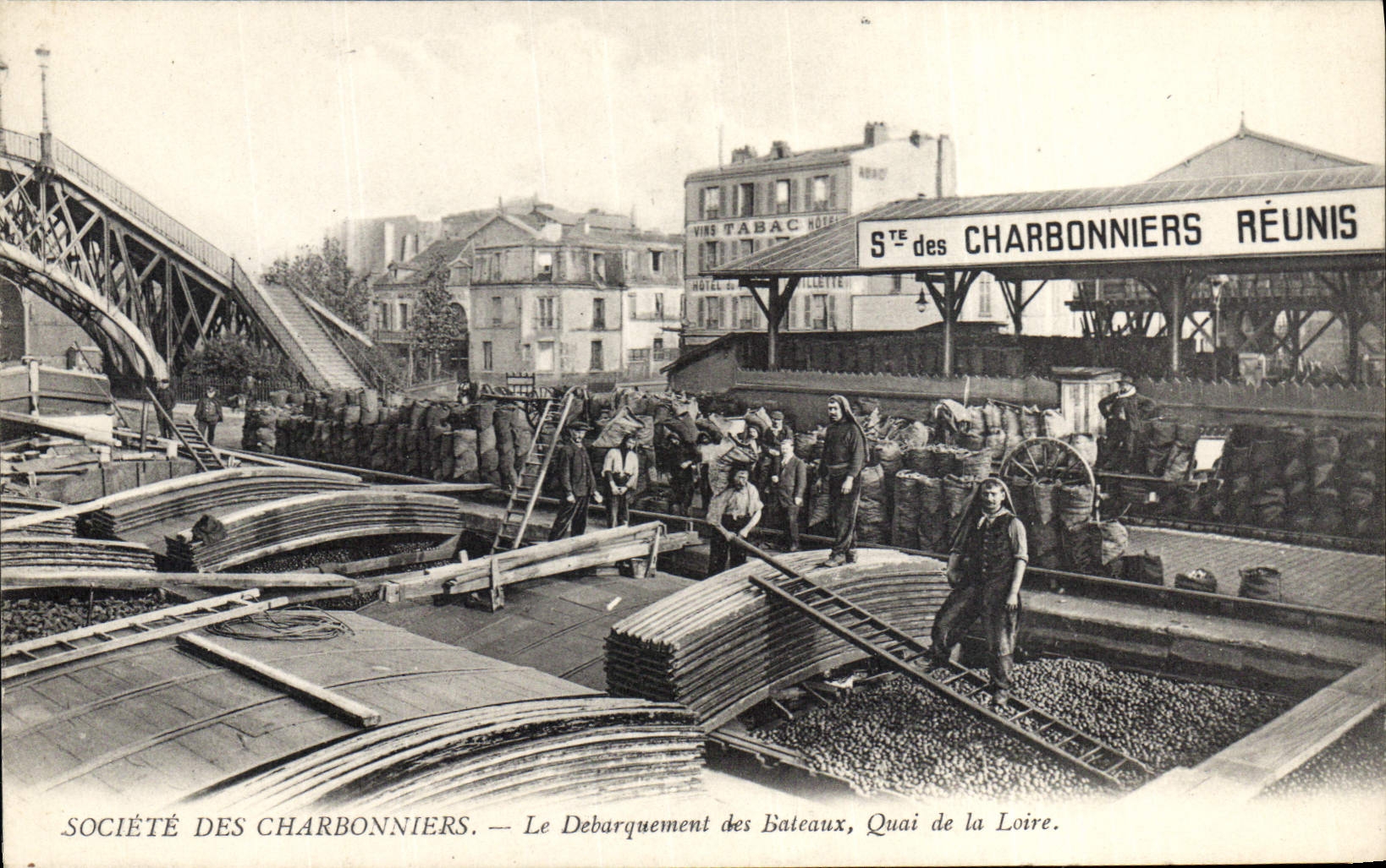 CPA Mine Mines Societe des Charbonniers Le debarquement des bateaux Quai de la Loire TOP