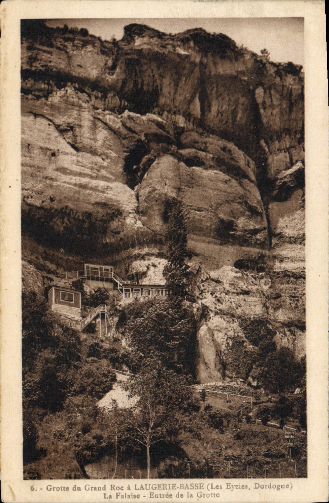 CPA Grotte du Grand Roc a Lauguerie Basse Les Eyzies Dordogne La falaise Entree de la grotte Grottes