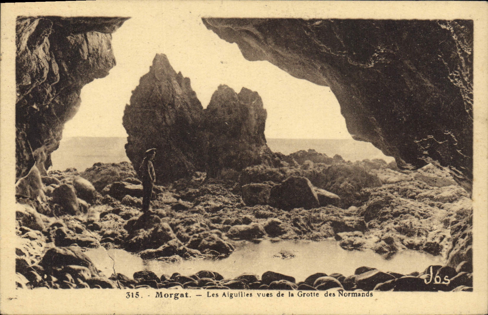 CPA Grotte Grottes Morgat Les aiguilles vues de la grotte des Normands