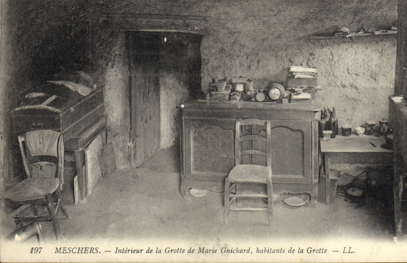 CPA Grotte Grottes Meschers Interieur de la grotte de Marie Guichard habitante de la grotte