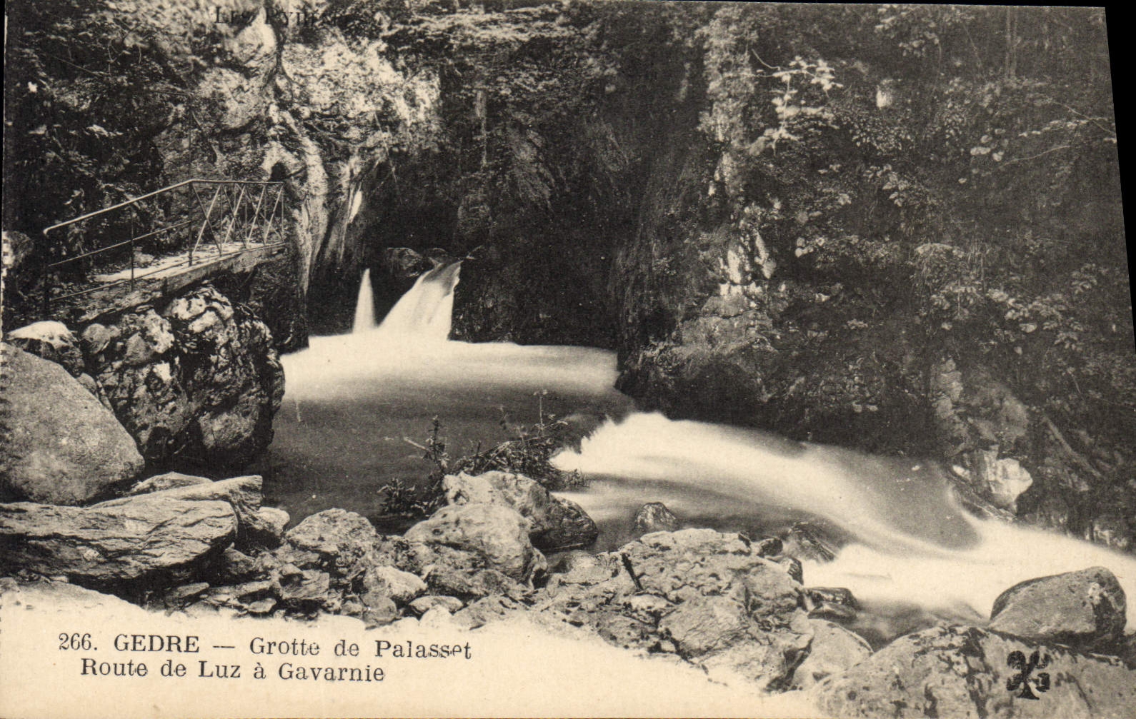 CPA Grotte Grottes Gedre Grotte de Palasset Route de Luz a Gavarnie