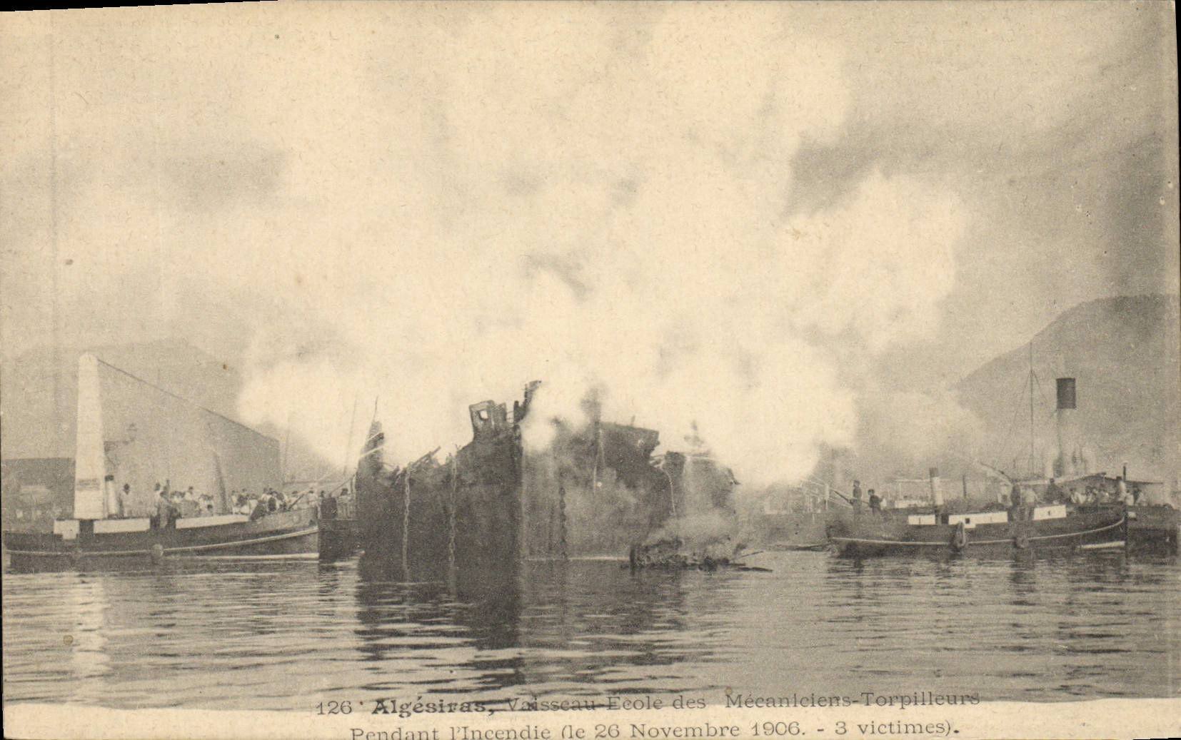 CPA Bateau de Guerre Algesiras Vaisseau Ecole des Mecaniciens Torpilleurs Pendant l'incendie