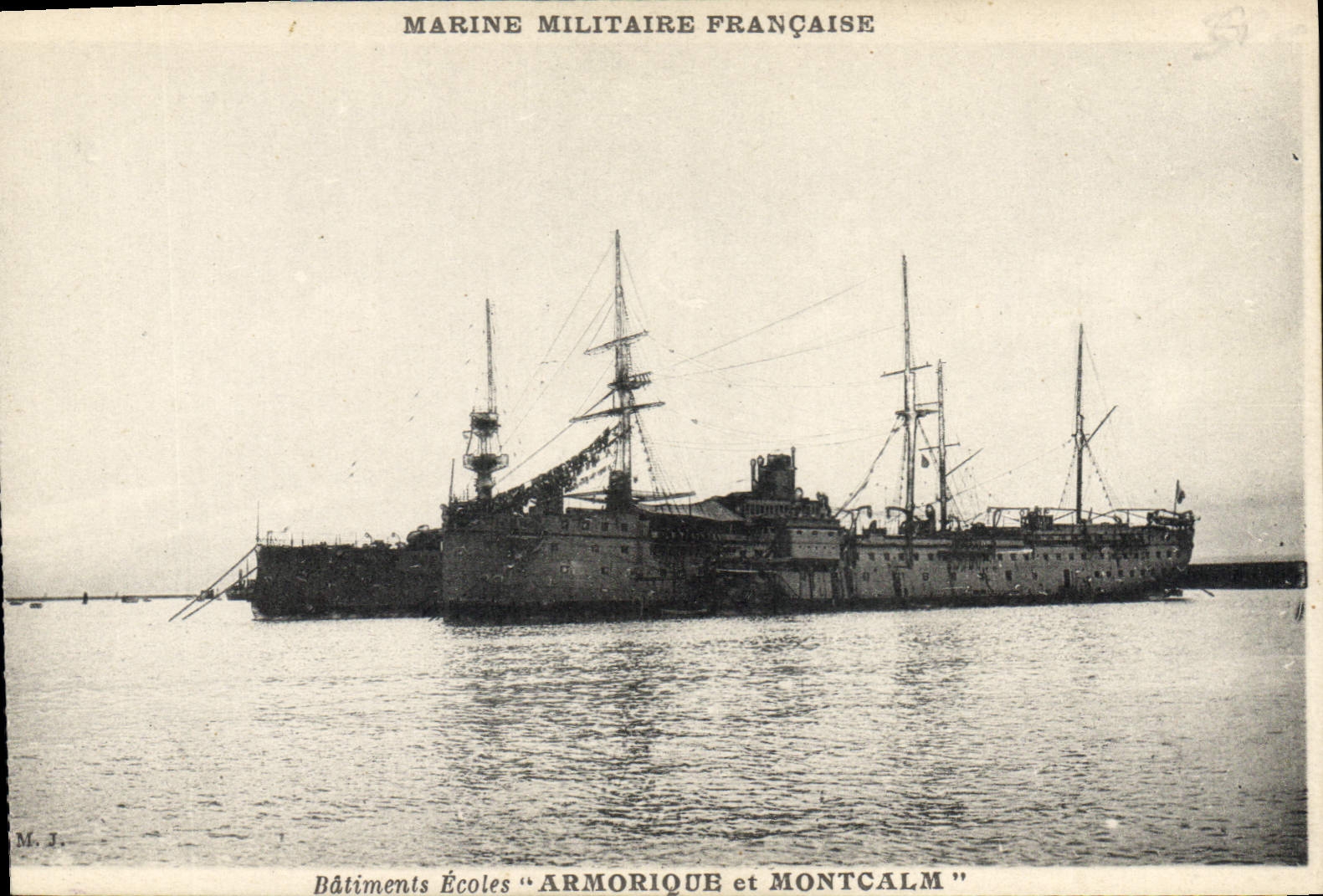 CPA Bateau de Guerre Batiments Ecoles Armorique et Montcalm