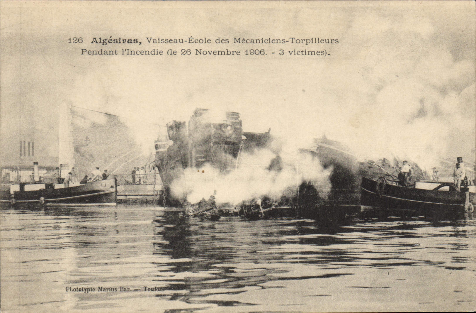 CPA Bateau de Guerre Algesiras Vaisseau Ecole des Mecaniciens Torpilleurs Pendant l'incendie
