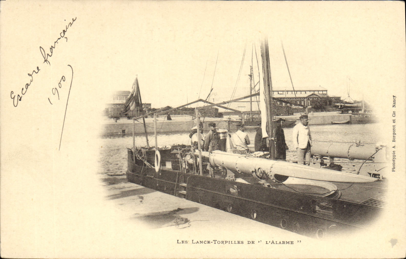 CPA Bateau de Guerre Les lance torpilles de l'Alarme