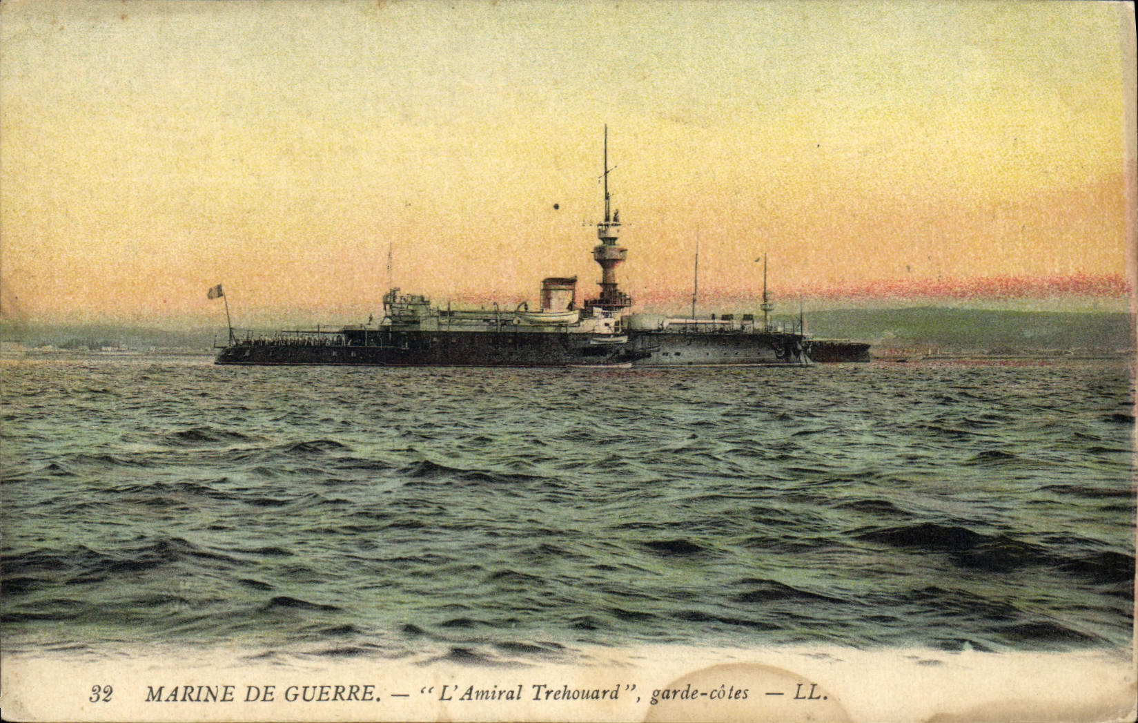 CPA Bateau de Guerre L'Amiral Trehouard garde cotes