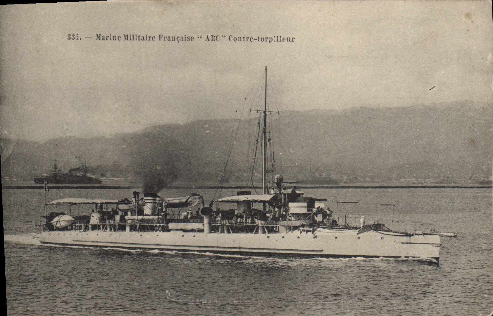 CPA Bateau de Guerre Arc Contre Torpilleur