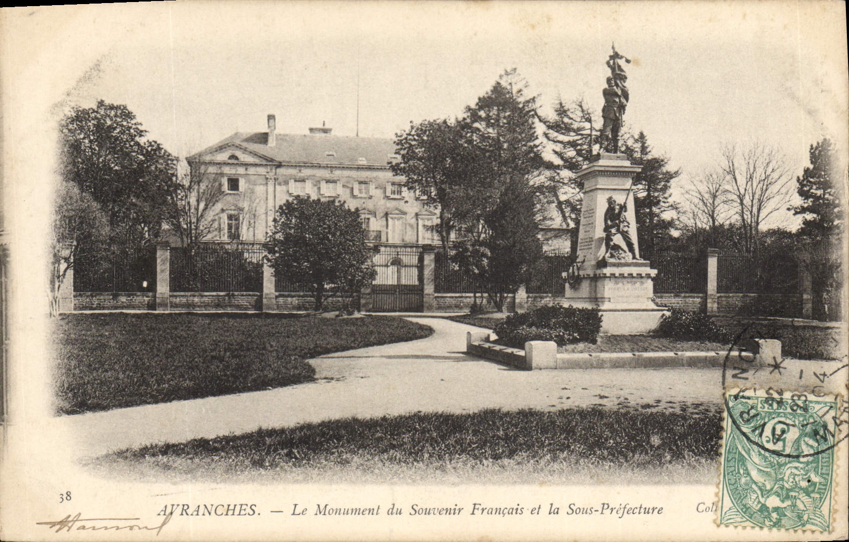 CPA Prefecture Avranches Le monument du souvenir et la Sous prefecture