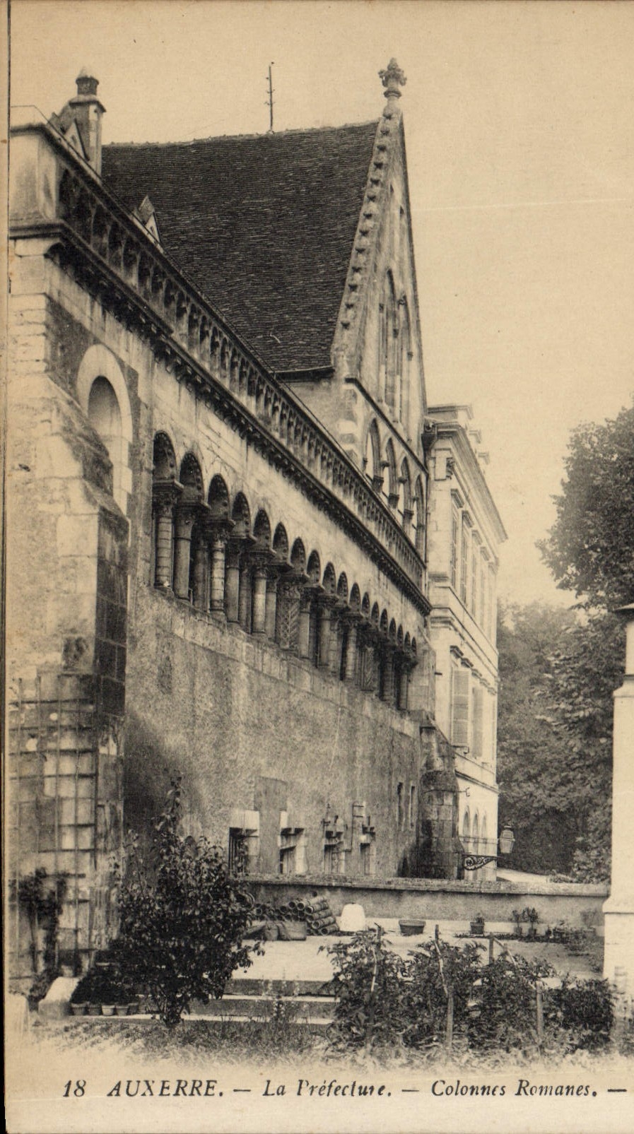 CPA Prefecture Auxerre Colonnes romanes