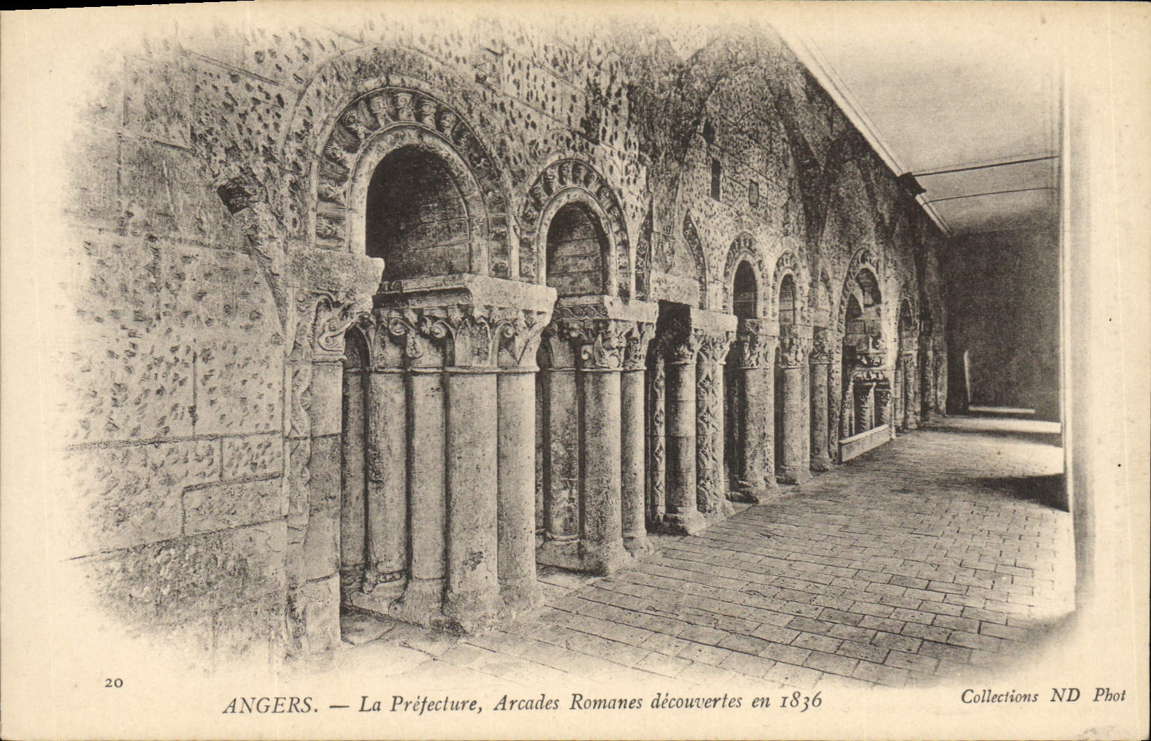 CPA Prefecture Arcades Romanes decouvertes en 1836 Angers