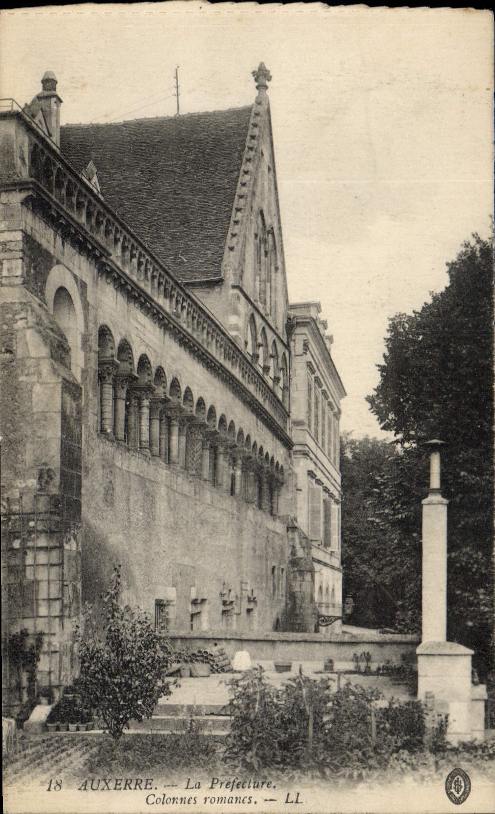 CPA Prefecture Auxerre Colonnes romanes