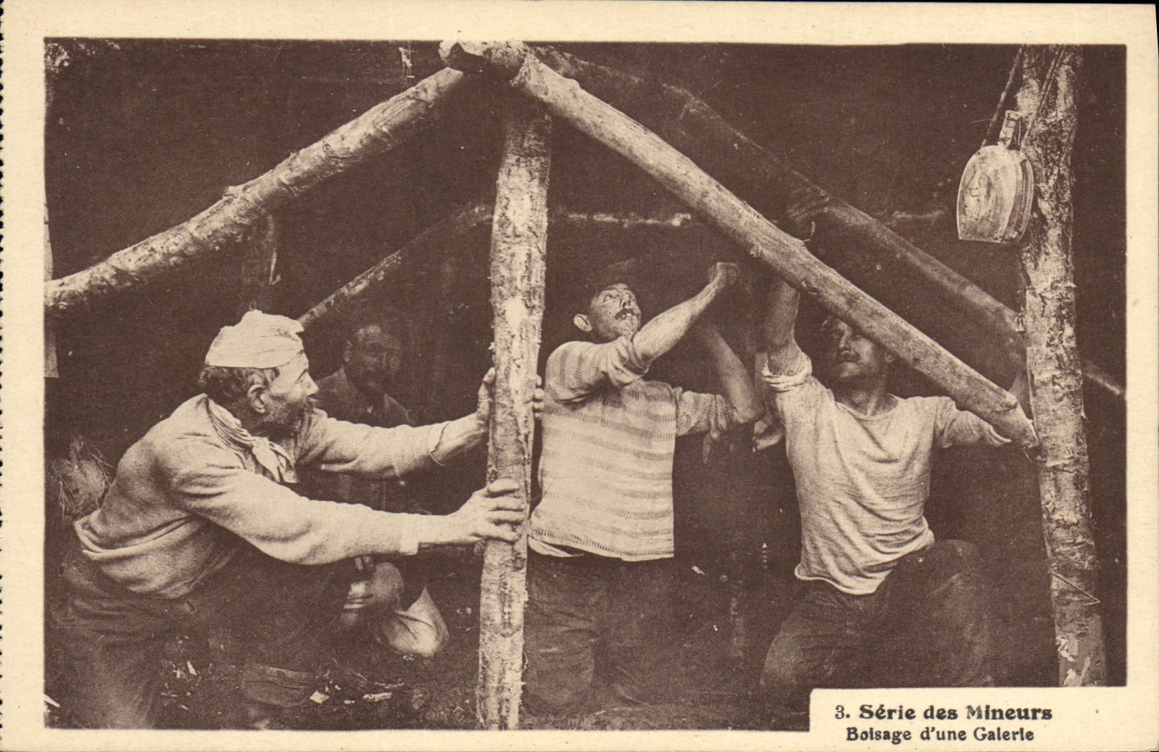 CPA Mine Mines Mineurs Boisage d'une galerie