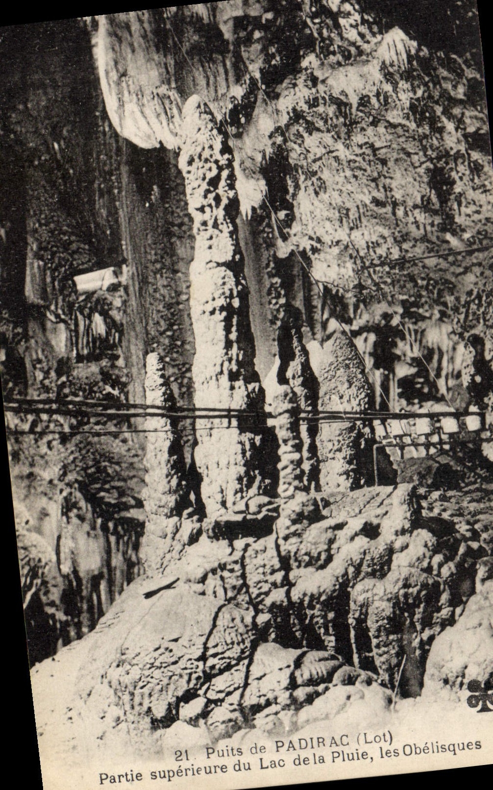 CPA Grotte Grottes Puits de Padirac Partie superieure du Lac de la Pluie Les Obelisques