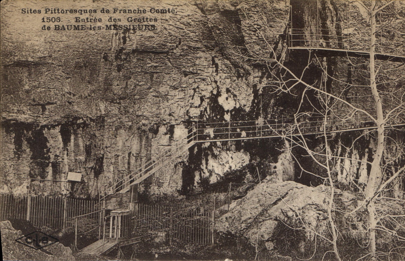CPA Grotte Entree des Grottes de Baume les Messieurs