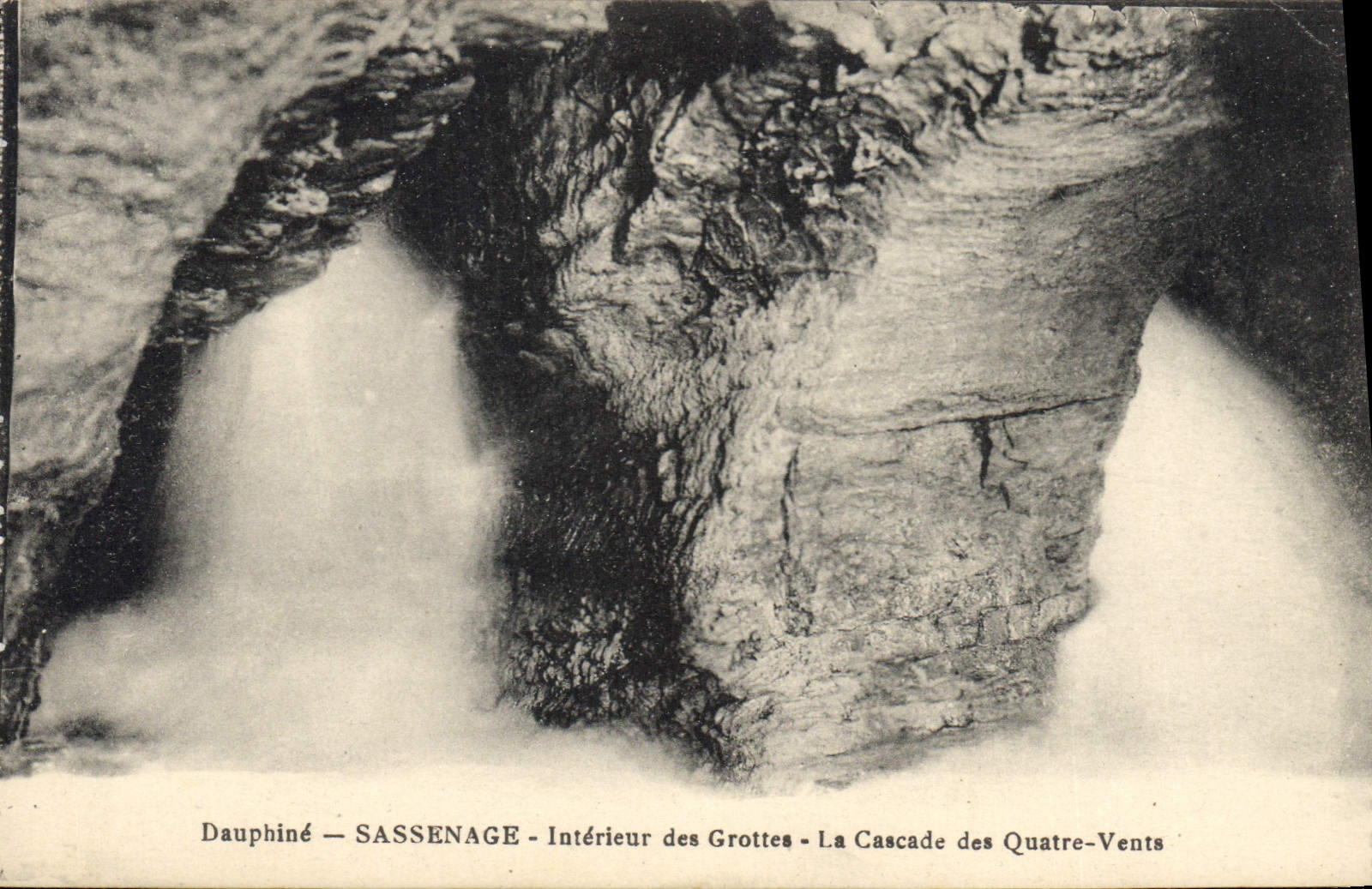 CPA Grotte Grottes Sassenage Interieur des grottes La cascade des Quatre Vents
