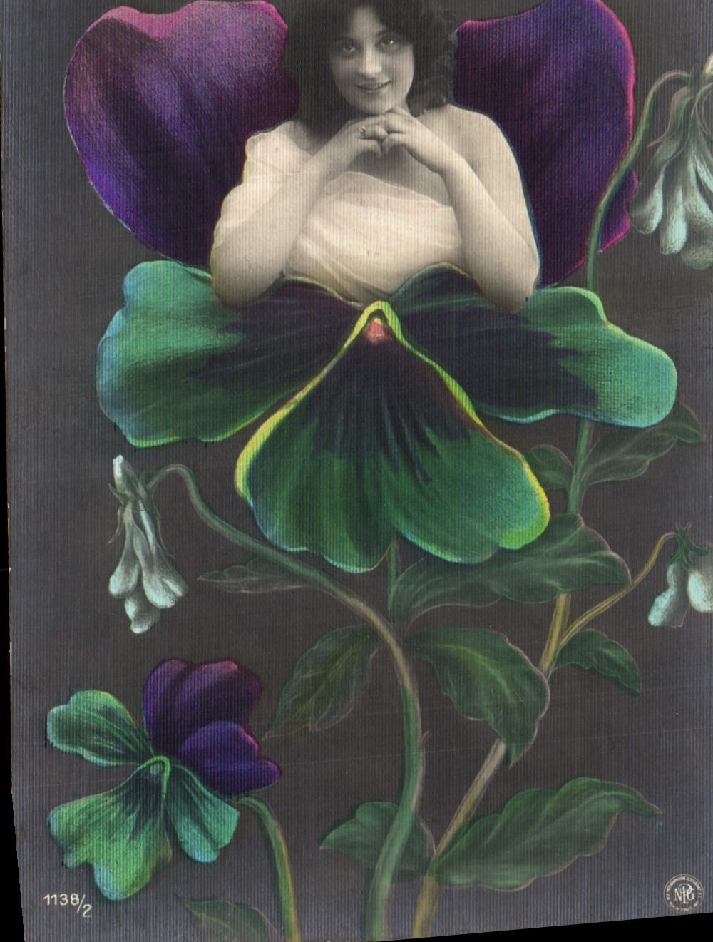 CPA Femme Fleurs (toilee) 