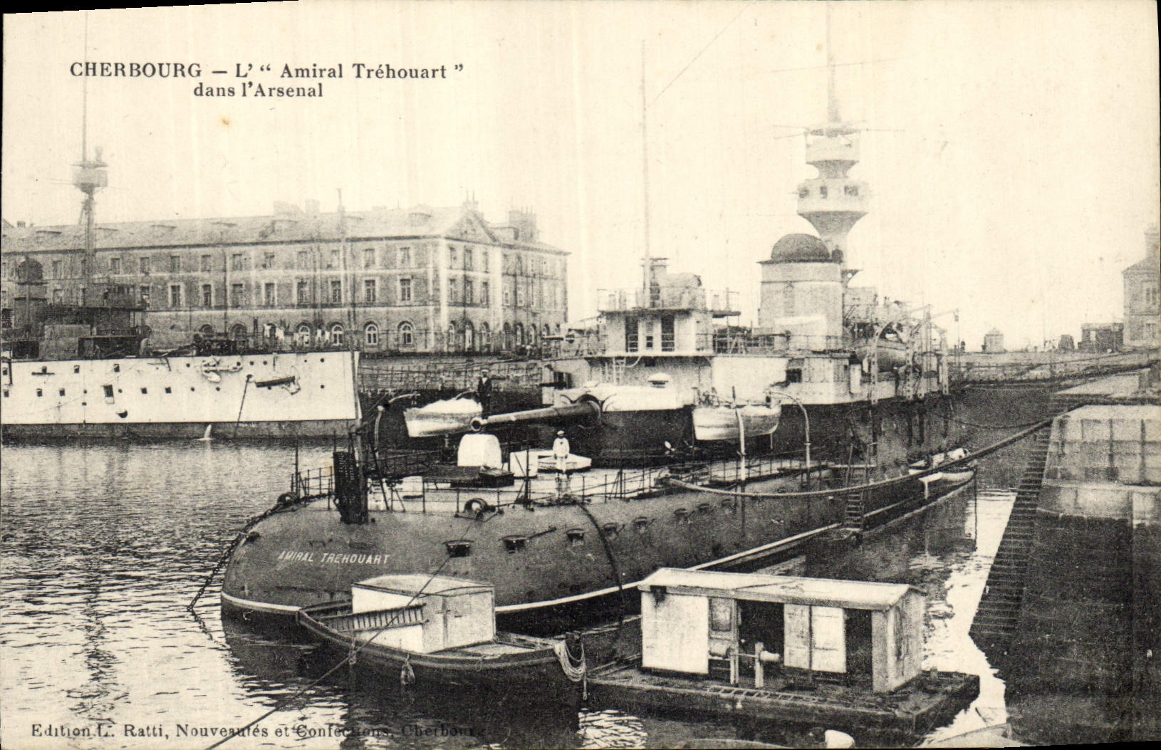 CPA Bateau de Guerre Cherbourg L'amiral Trehoaurt dans l'arsenal