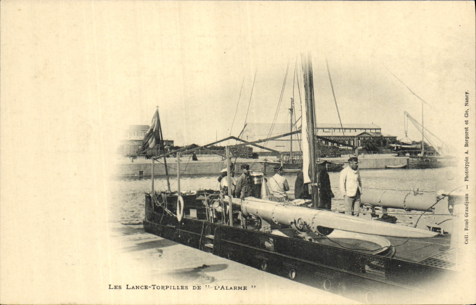 CPA Bateau de Guerre Les Lance torpilles de l'Alarme