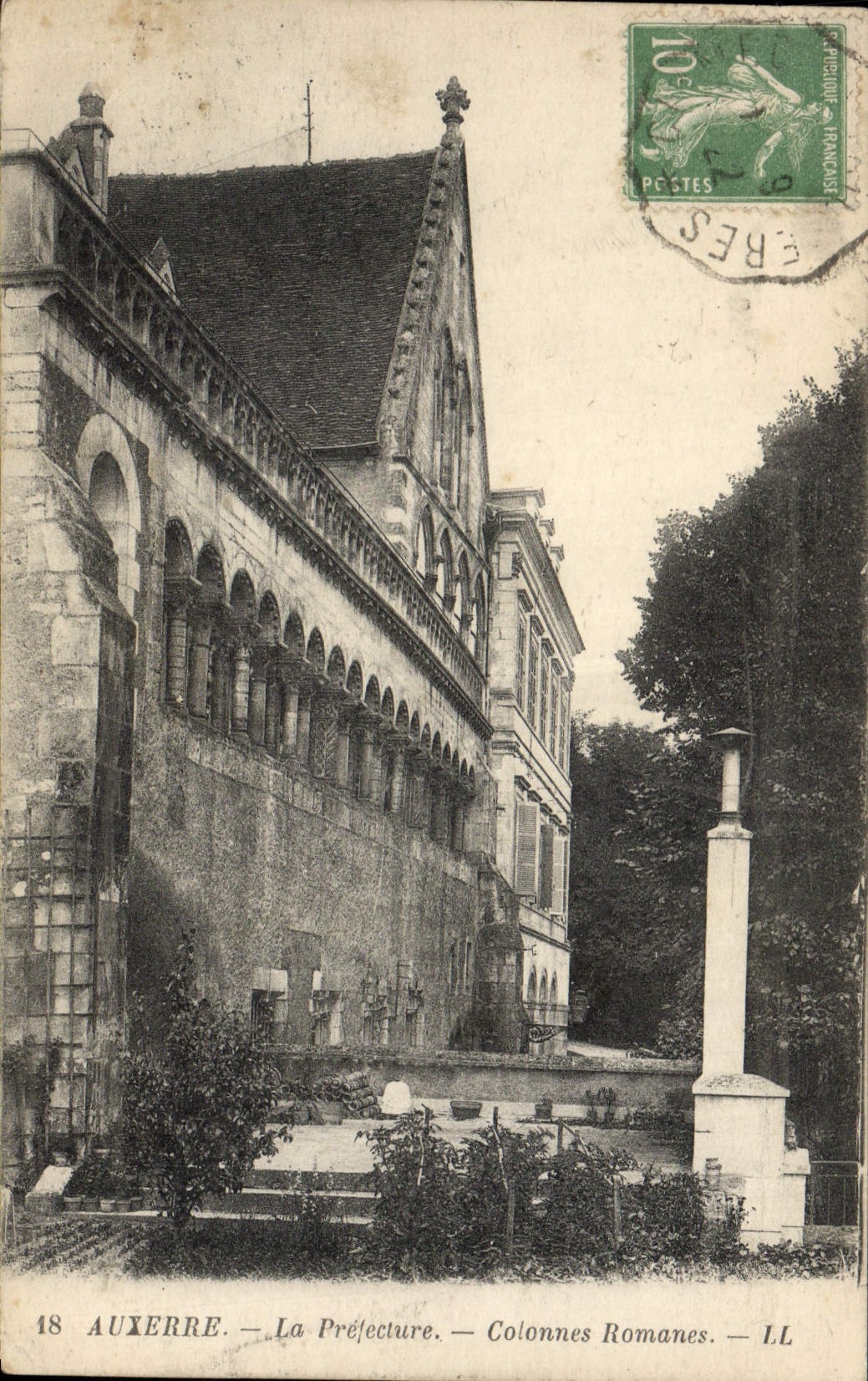 CPA Prefecture Auxerre Colonnes Romanes