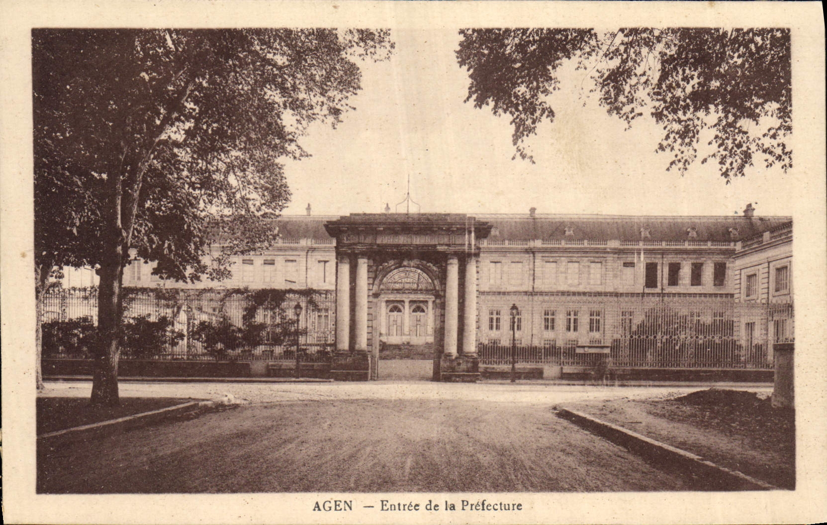 Vintage Postcard Entered of the Agen Prefecture
