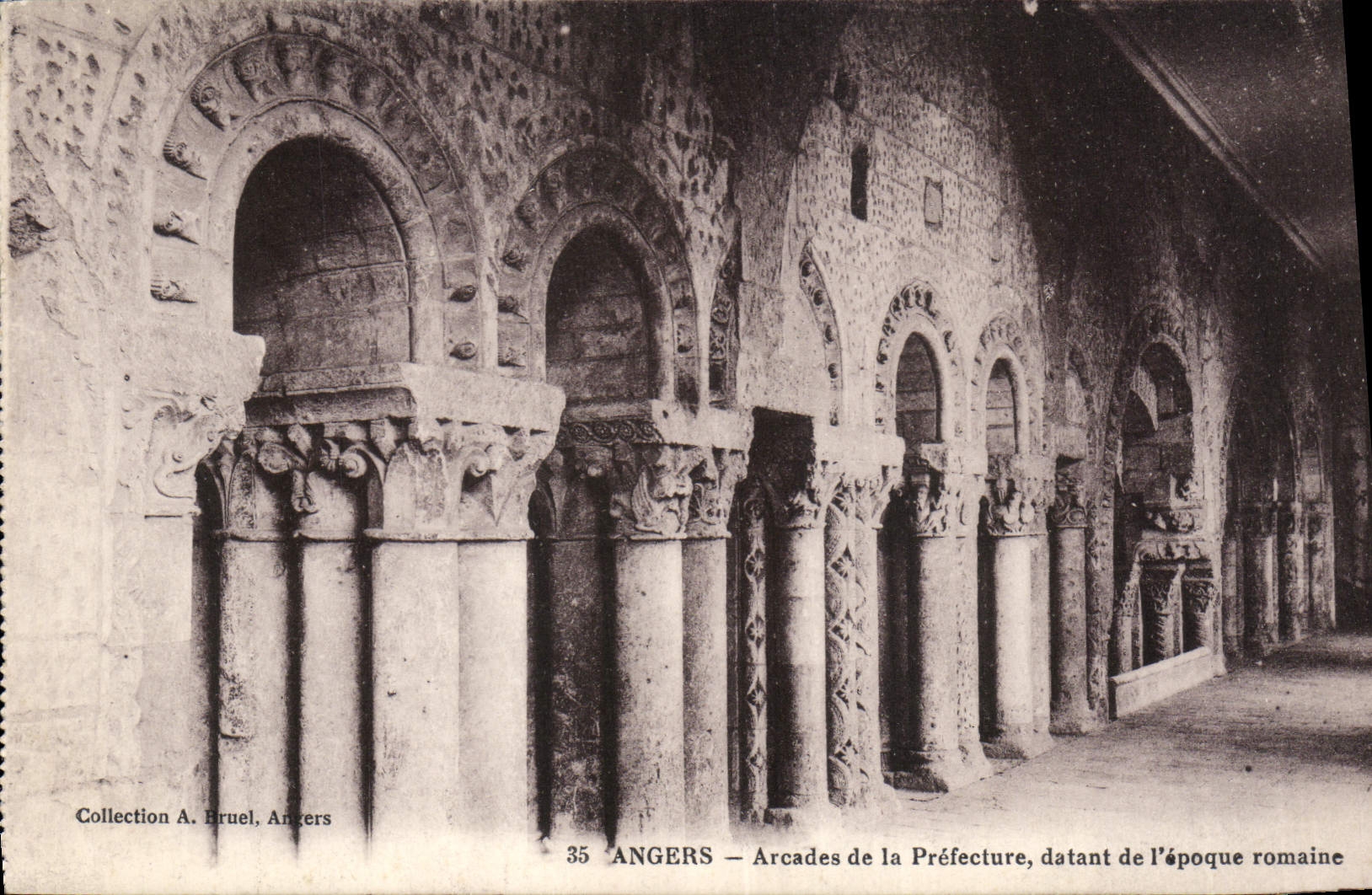 CPA Angers Arcades de la Prefecture datant de l'epoque romaine