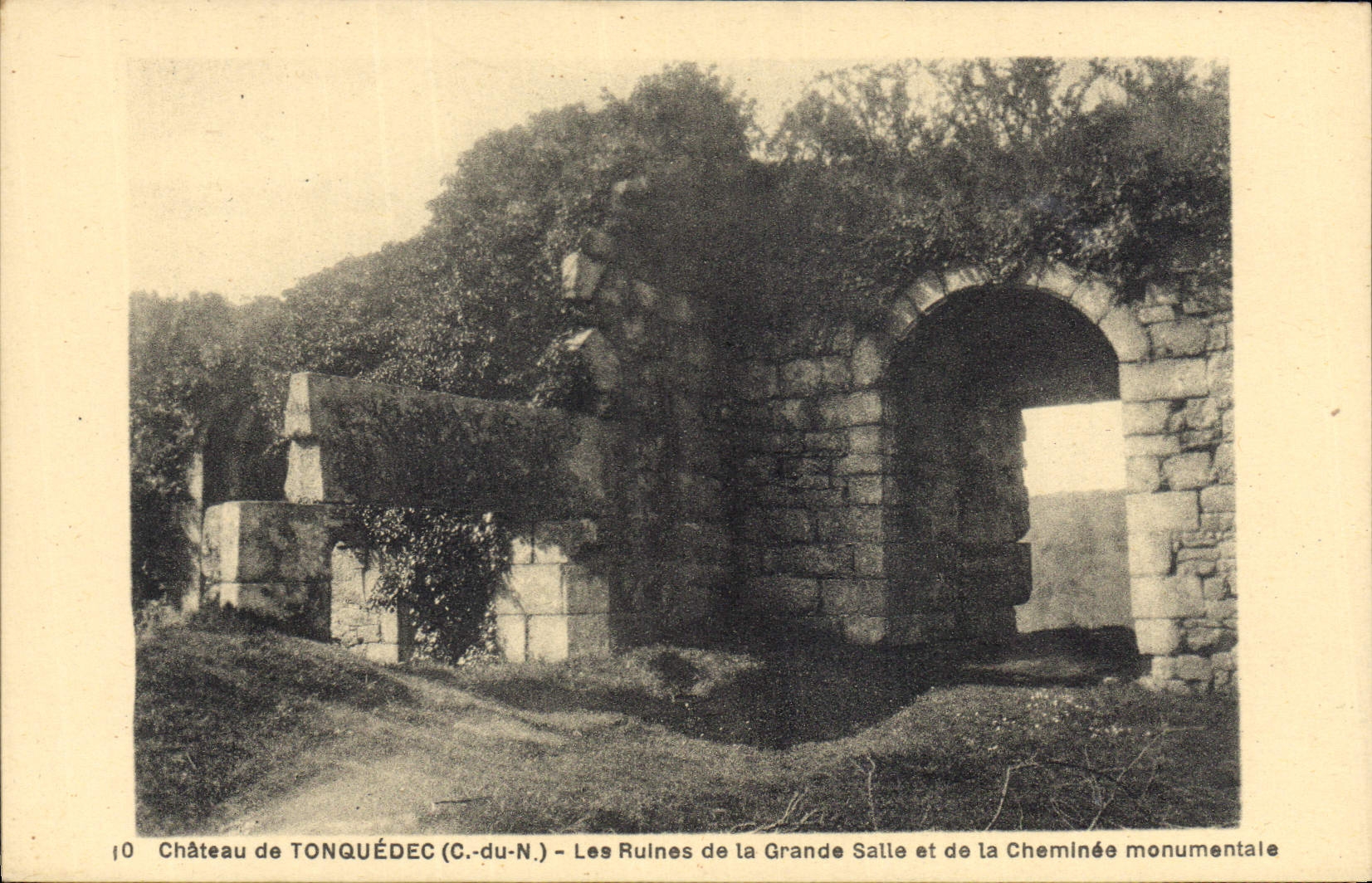 Postal Castillo de Tonquedec las ruinas de la gran sala y la chimenea monumental