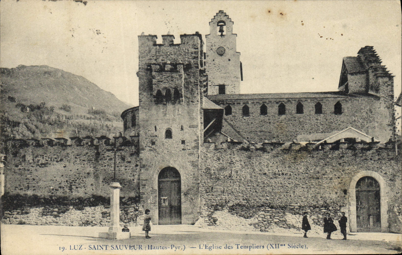 CPA Chateau Luz Saint Sauveur L'eglise des Templiers