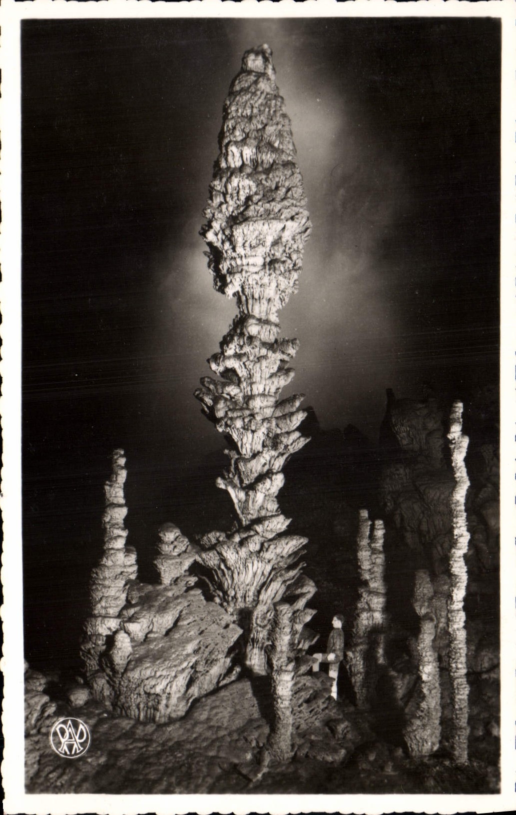 CPA Grotte Grottes Aven d'Orgnac Ardeche Jeu de lumiere sur une stalagmite en forme de pomme de pin