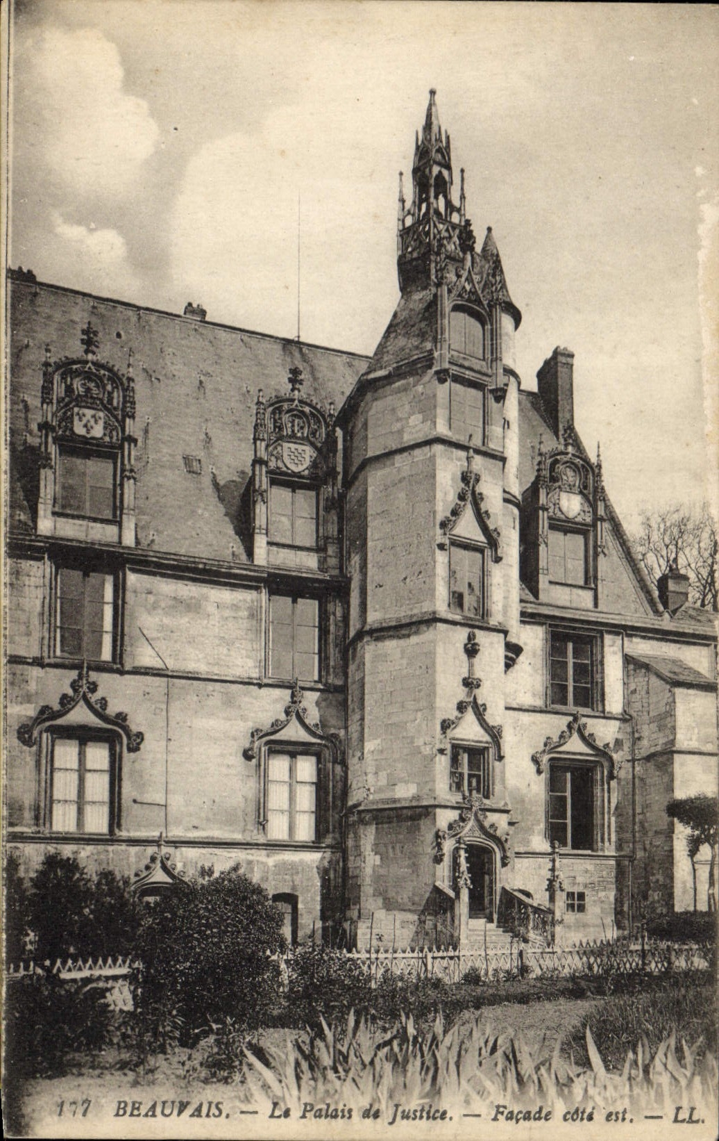 Vintage Postcard Law courts Beauvais Frontage East coast