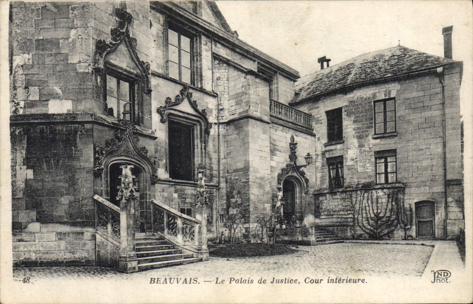 CPA Palais de Justice Cour interieure Beauvais