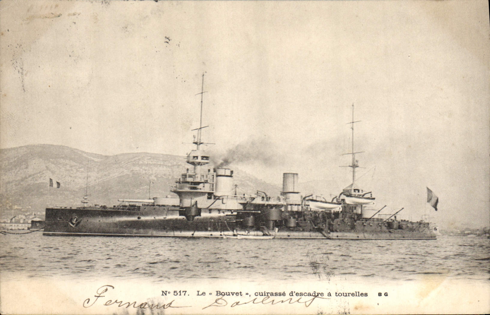 CPA Bateau de Guerre Le Bouvet Cuirasse d'escadre a tourelles
