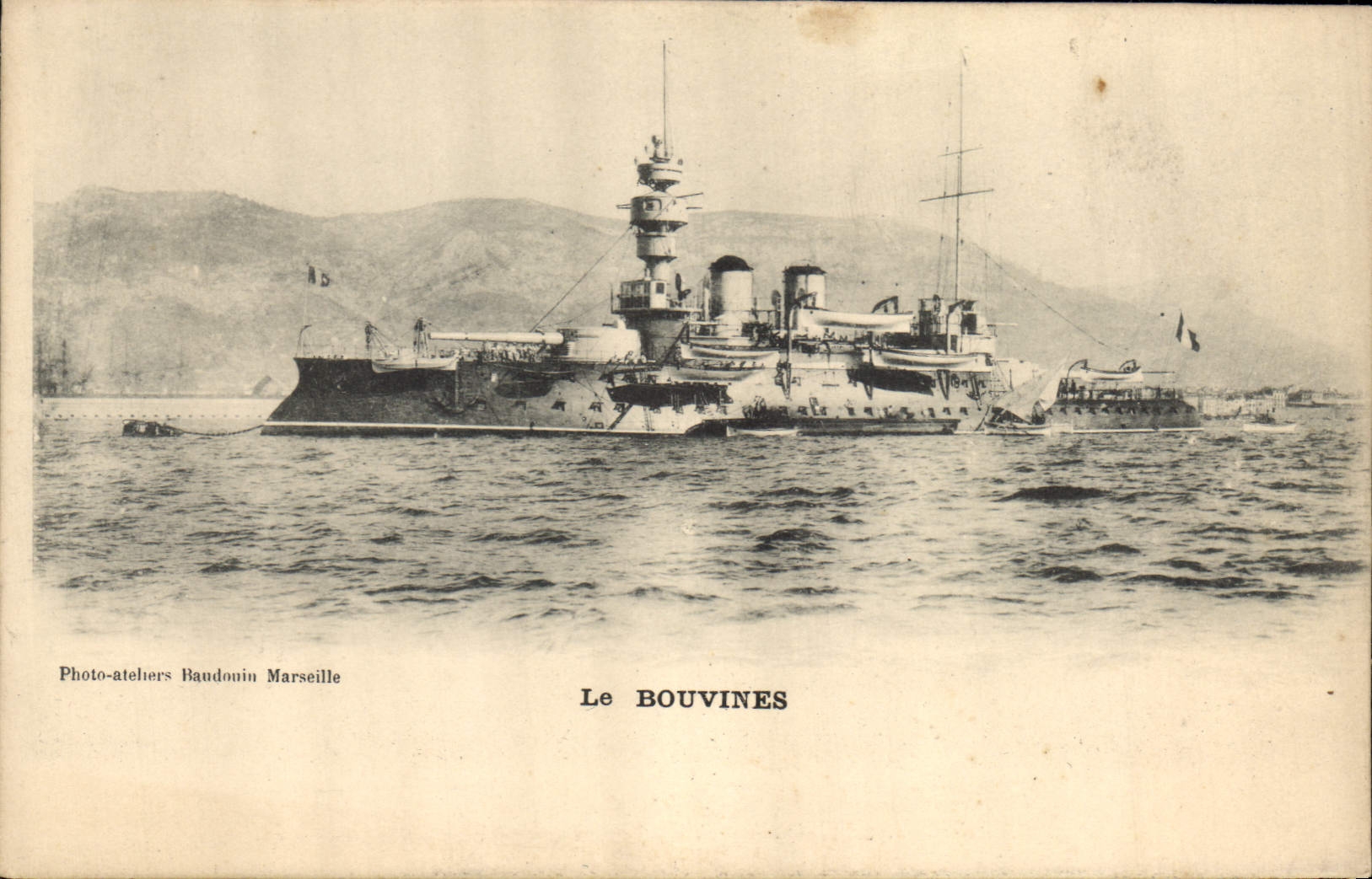 CPA Bateau de Guerre Le Bouvines
