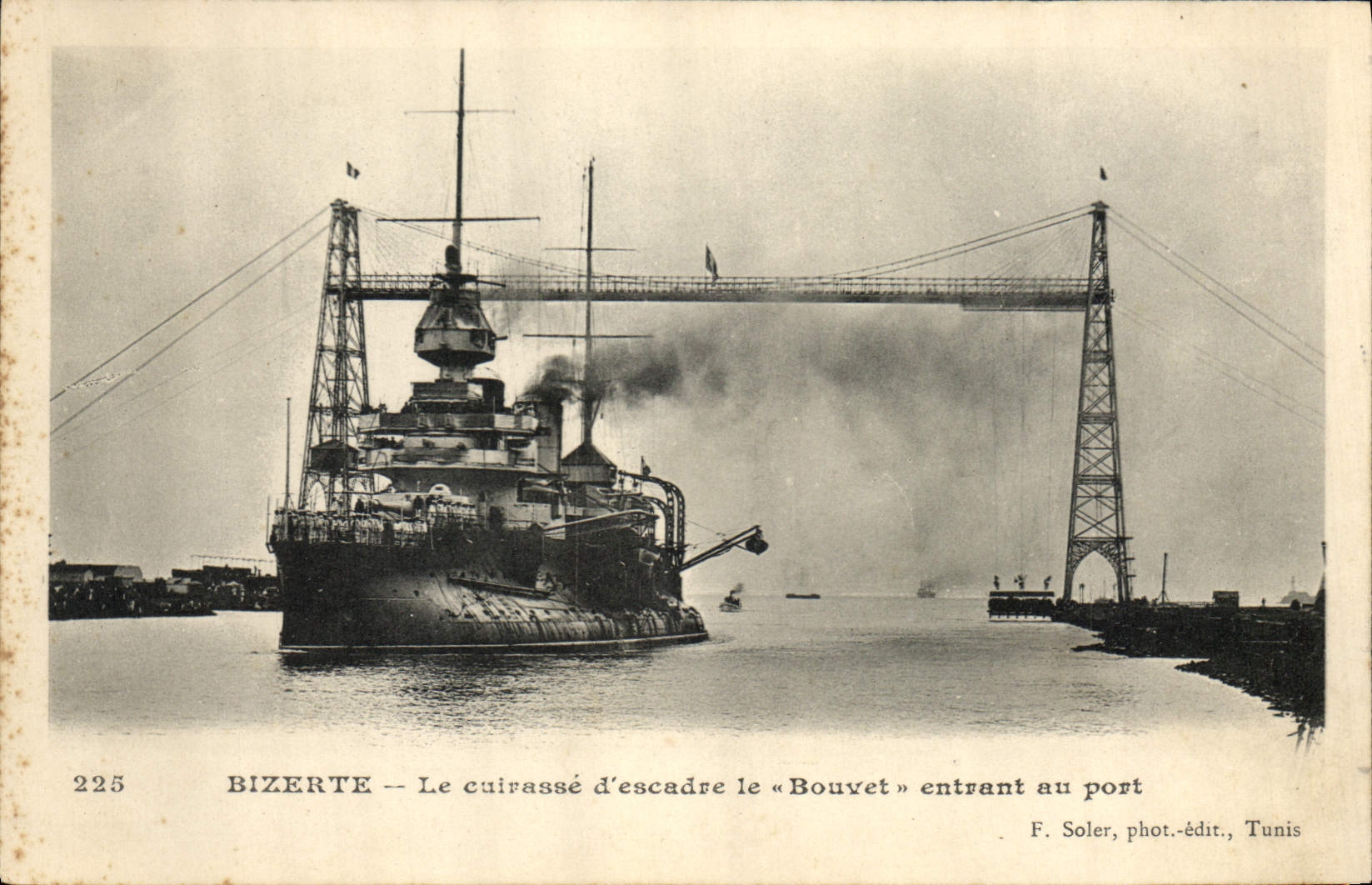 CPA Bateau de Guerre Bizerte Tunisie Le cuirasse d'escadre le Bouvet entrant au port