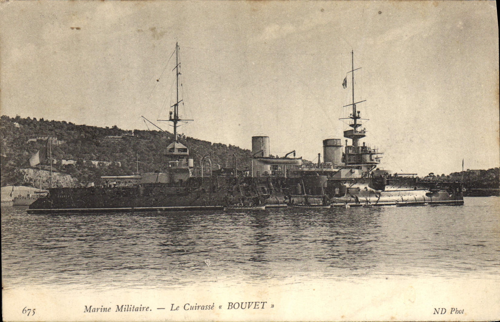 CPA Bateau de Guerre Le Cuirasse Bouvet