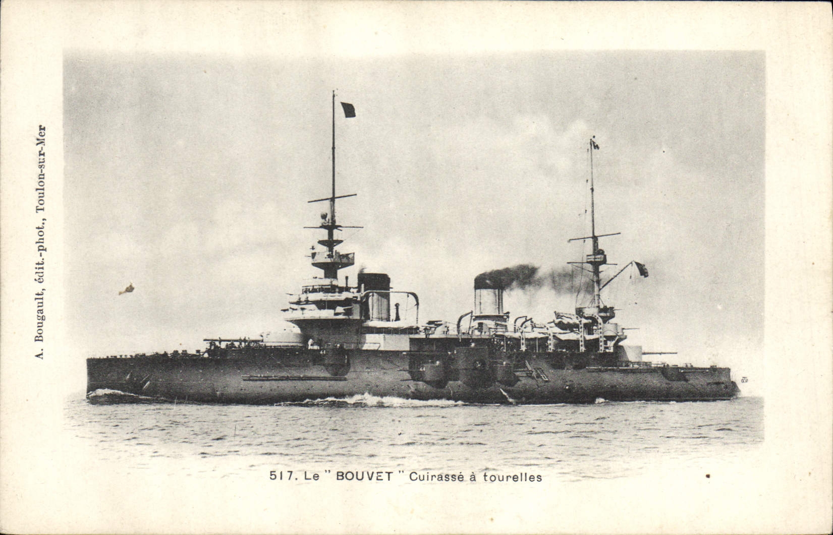 CPA Bateau de Guerre Le Bouvet Cuirasse a tourelles