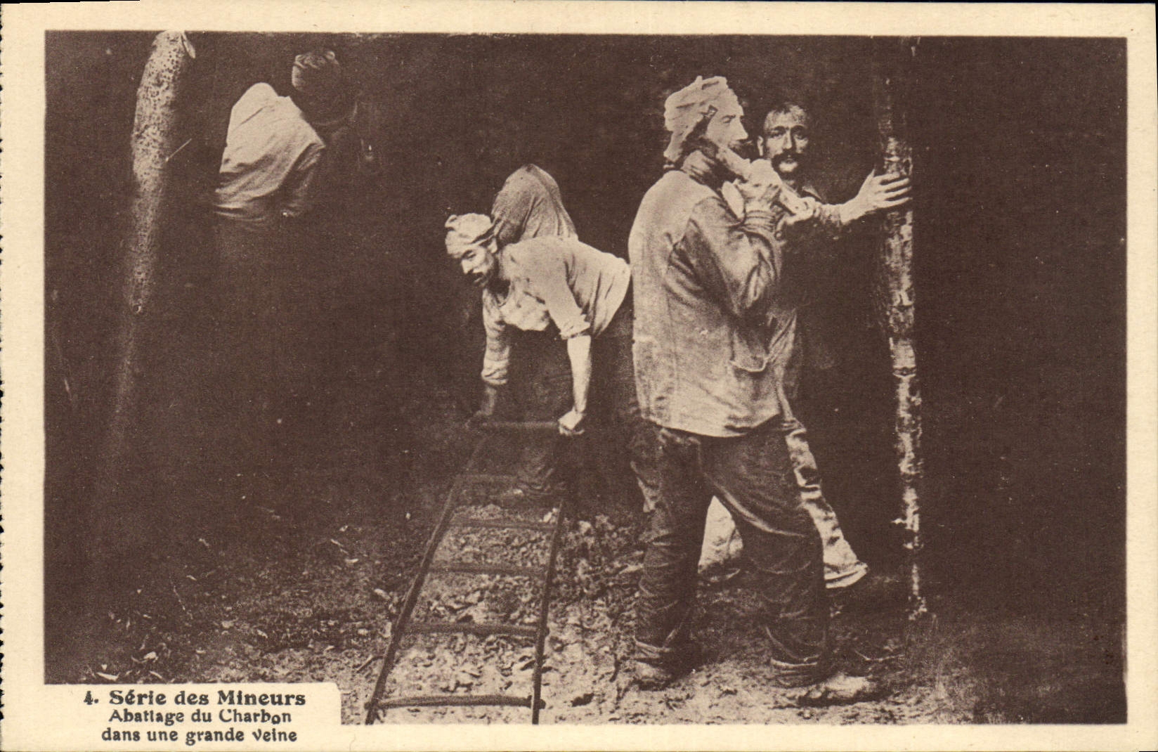 CPA Mine Mines Mineurs Abattage de charbon dans une grande veine