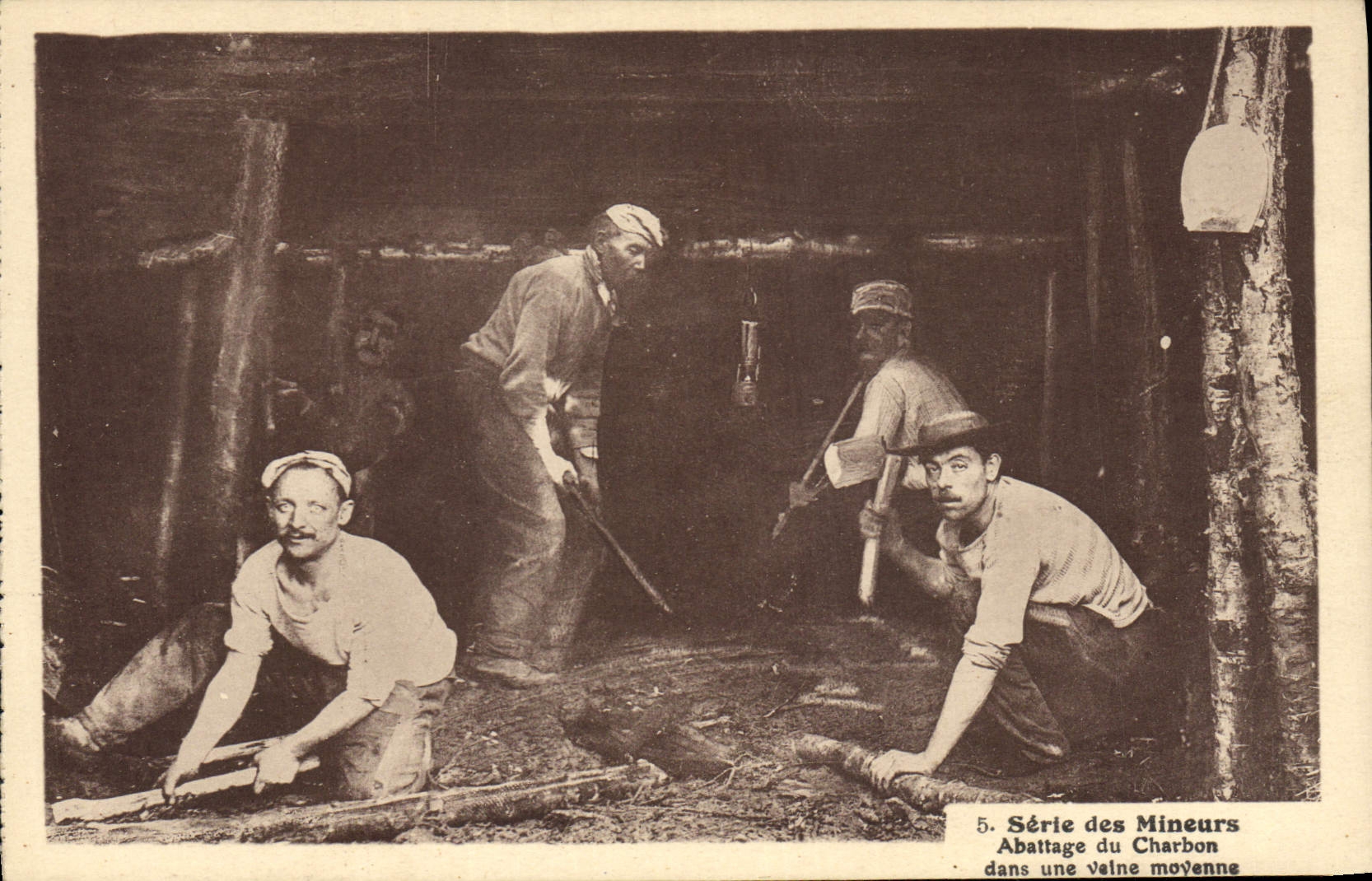 CPA Mine Mines Mineurs Abattage de charbon dans une veine moyenne