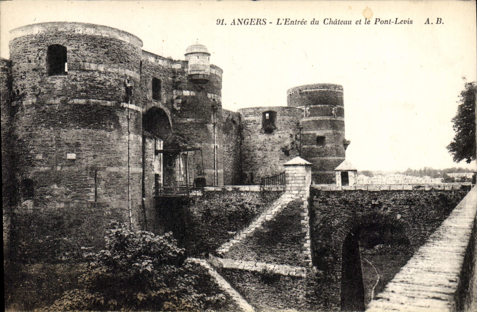 CPA Angers L'entree du Chateau et le pont levis