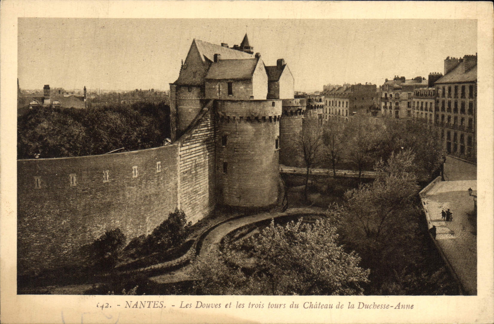 CPA Chateau Nantes Les douves et les trois tours du chateau de la Duchesse Anne