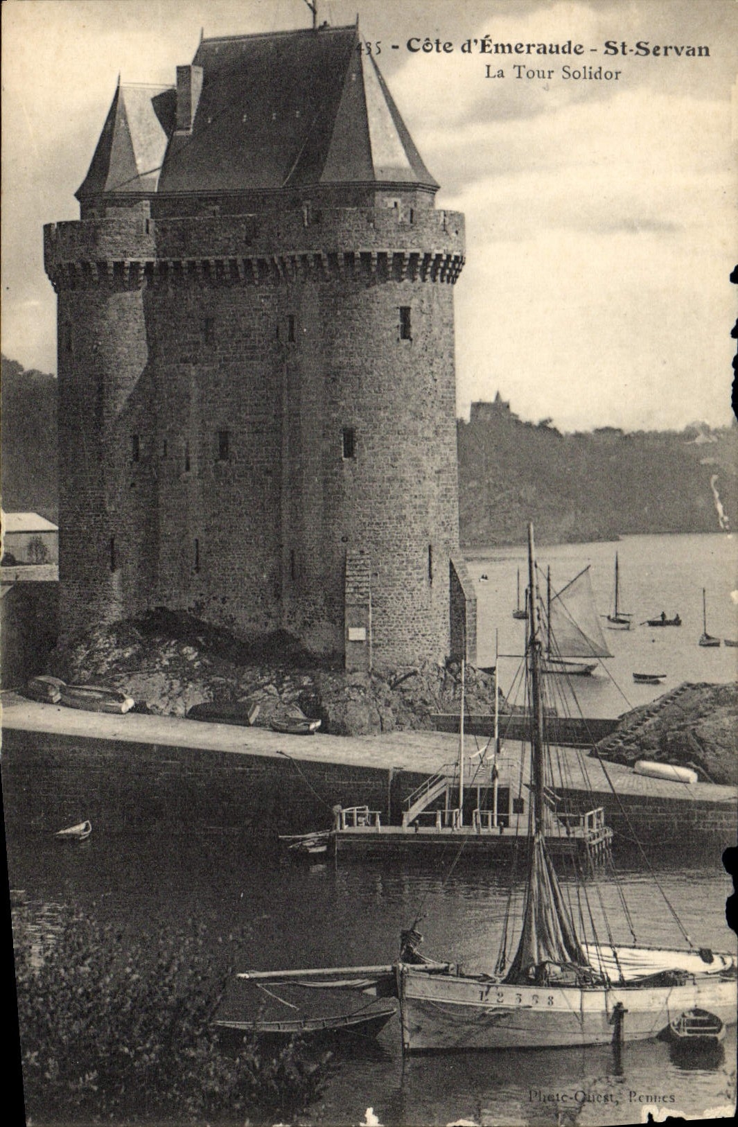 CPA Chateau St Servan La Tour Solidor Bateau