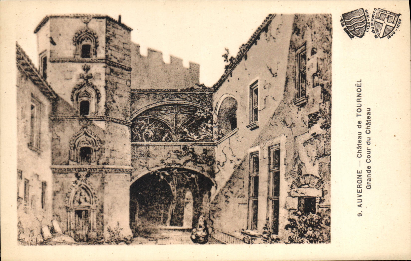 CPA Chateau de Tournoels Grande cour du chateau