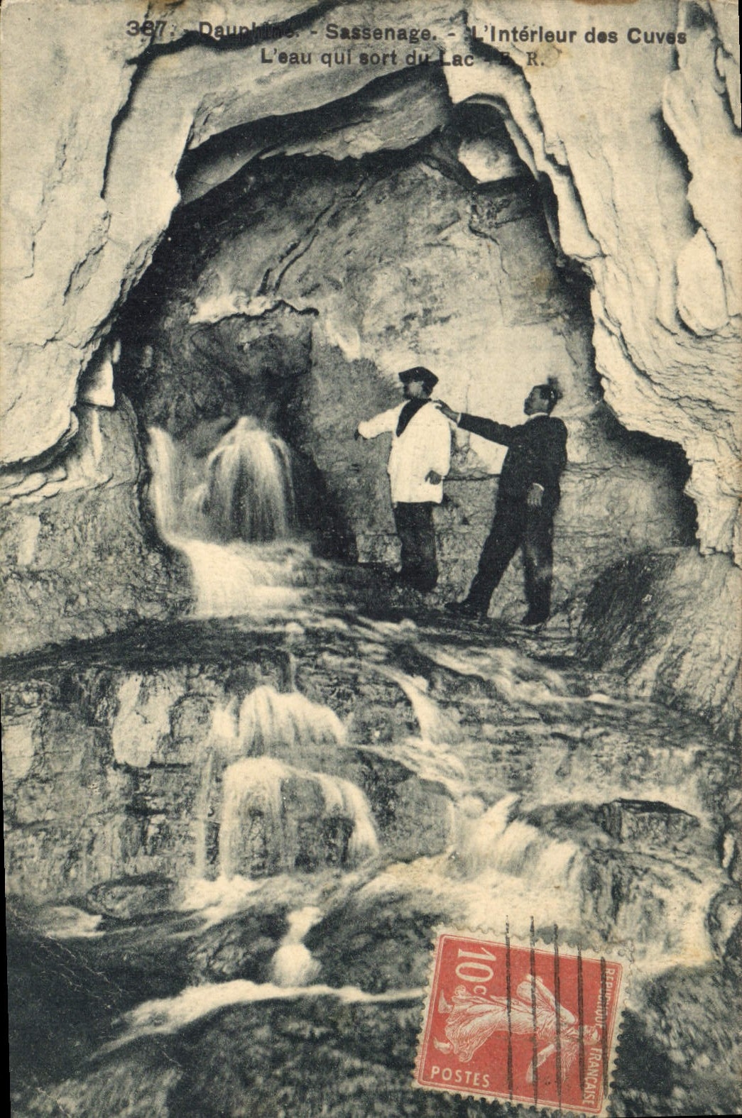 CPA Grottes Sassenage L'interieur des grottes L'eau qui sort du lac