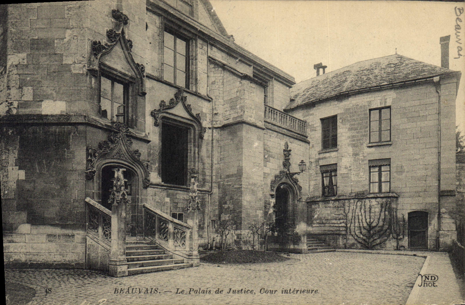 CPA Palais de Justice Cour interieure Beauvais