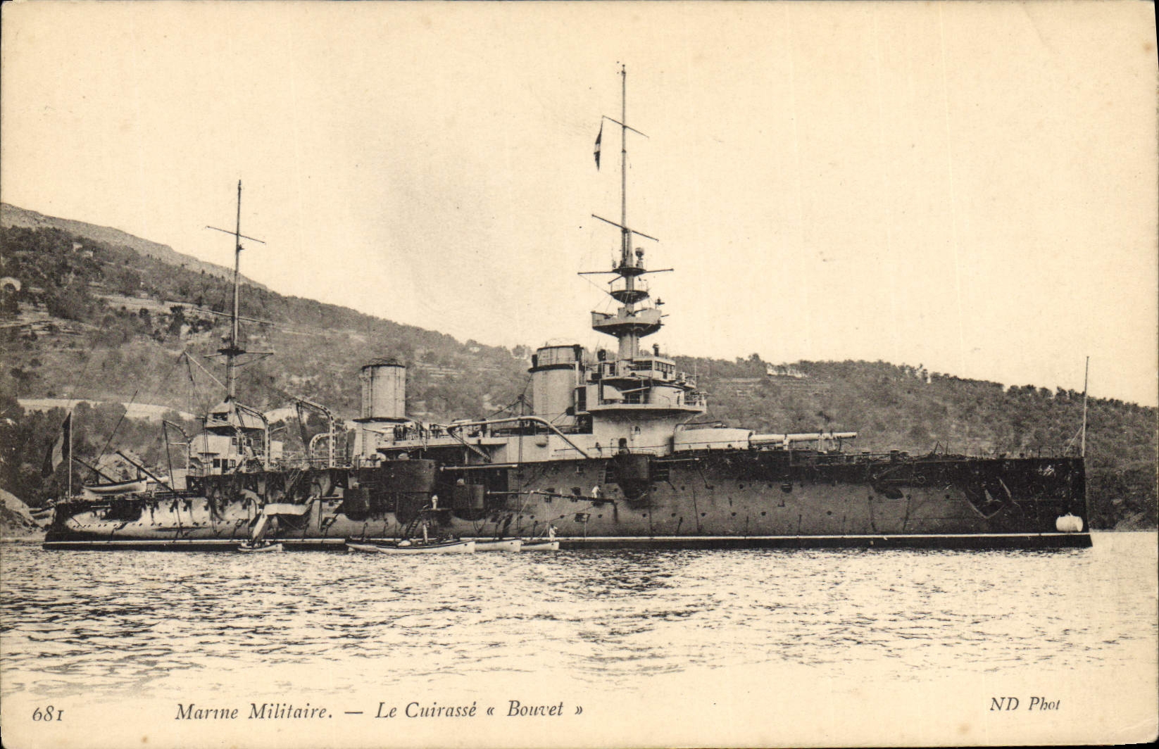 CPA Bateau de Guerre Le Cuirasse Bouvet