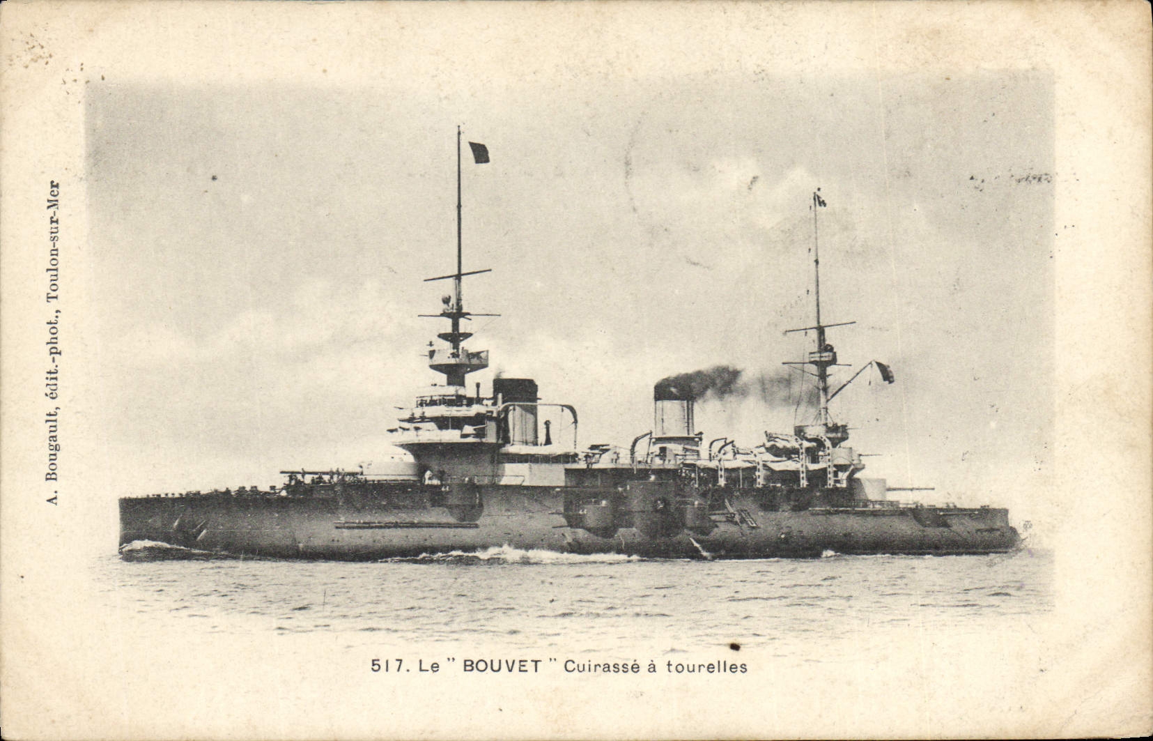 CPA Bateau de Guerre Le Bouvet Cuirasse a tourelles 