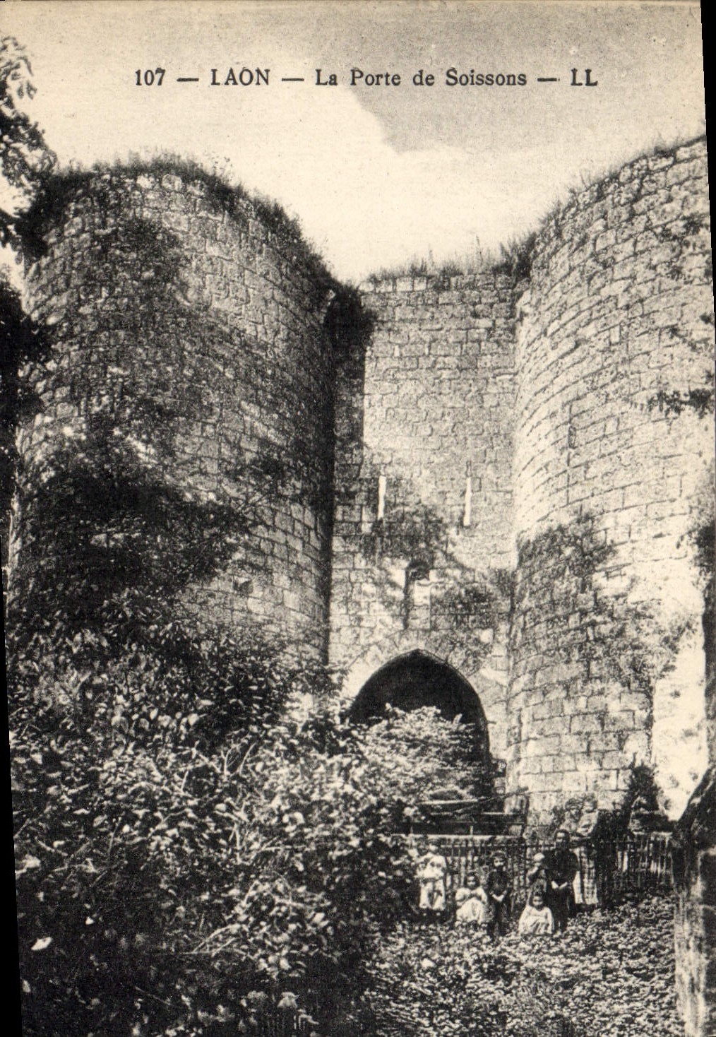 Vintage Postcard Laon Castle the door of Soissons (animee)