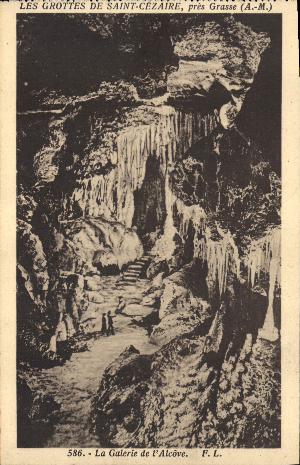 CPA Grottes de Saint Cezaire pres Grasse la galerie de l'alcove